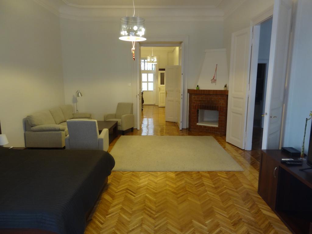 Five Season'S Apartment بودابست الغرفة الصورة