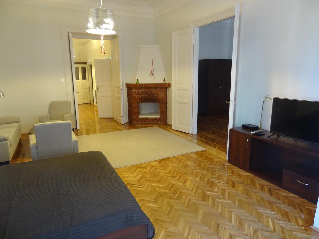 Five Season'S Apartment بودابست الغرفة الصورة