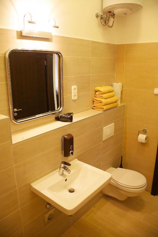 Five Season'S Apartment بودابست الغرفة الصورة